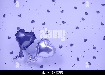 Deux ballons d'air en forme de coeur sur une couleur violette festive.Concept d'amour.Fête des fêtes.Saint-Valentin ou mariage. Couleur de l'année 2022 Banque D'Images