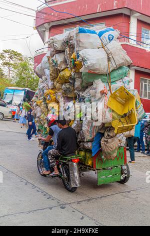 SAGADA, PHILIPPINES - 24 JANVIER 2018 : tricycle motorisé chargé dans le village de Sagada sur l'île de Luzon, Philippines Banque D'Images