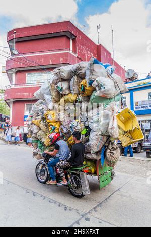 SAGADA, PHILIPPINES - 24 JANVIER 2018 : tricycle motorisé chargé dans le village de Sagada sur l'île de Luzon, Philippines Banque D'Images