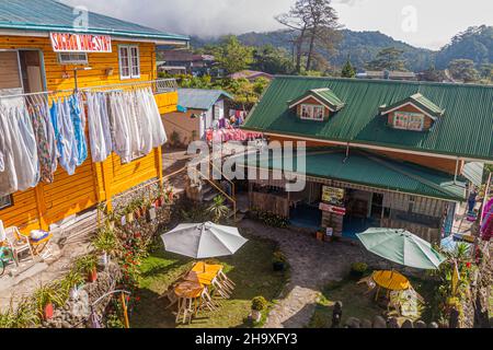 SAGADA, PHILIPPINES - 24 JANVIER 2018 : cour de Sagada Homestay dans le village de Sagada sur l'île de Luzon, Philippines Banque D'Images