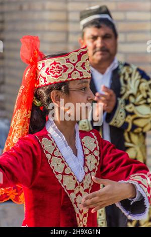 BOUKHARA, OUZBÉKISTAN - 30 AVRIL 2018 : danseuse portant une robe traditionnelle dans le centre de Boukhara, Ouzbékistan Banque D'Images