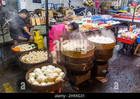 SIBU, MALAISIE - 1 MARS 2018 : stand de boulonnage sur un marché à Sibu, Sarawak, Malaisie Banque D'Images