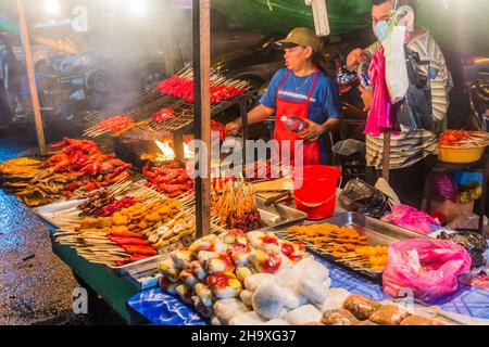 SIBU, MALAISIE - 1 MARS 2018: Arrêt de nourriture sur un marché à Sibu, Sarawak, Malaisie Banque D'Images