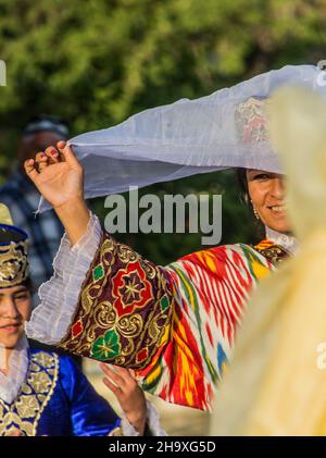 BOUKHARA, OUZBÉKISTAN - 30 AVRIL 2018 : danseurs portant une robe traditionnelle dans le centre de Boukhara, Ouzbékistan Banque D'Images