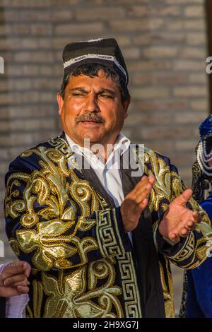 BOUKHARA, OUZBÉKISTAN - 30 AVRIL 2018 : homme local portant une robe traditionnelle dans le centre de Boukhara, Ouzbékistan Banque D'Images