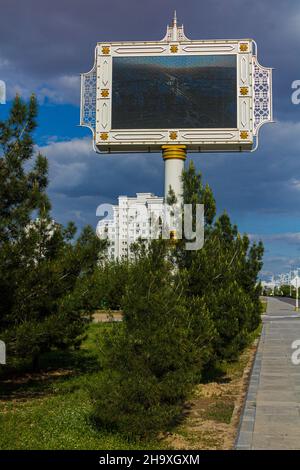 ACHGABAT, TURKMÉNISTAN - 17 AVRIL 2018 : grand écran de plein air à Achgabat, Turkménistan Banque D'Images