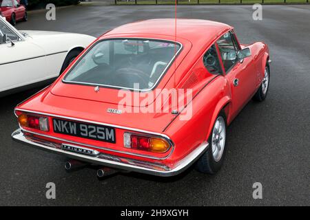 Vue des trois quarts arrière d'un Rouge, 1972, Triumph GT6 Mk3, exposé au Silverstone Classic 2021 Banque D'Images