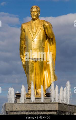 Statue d'or de Turkmenbachi, premier président du Turkménistan, Achgabat, Turkménistan Banque D'Images