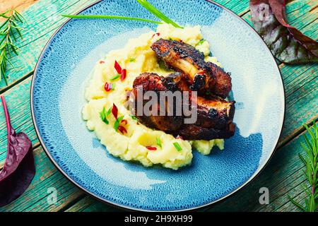 Steak de viande grillé sur l'os et purée de pommes de terre Banque D'Images