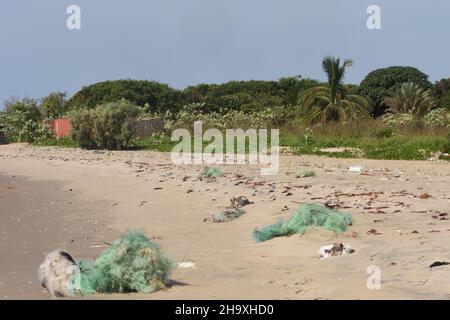 Les déchets de plastique, dont la plupart ont été jetés ou ont perdu du matériel de pêche, se trouvent sur la plage de la côte atlantique..Kartong, République de Gambie Banque D'Images