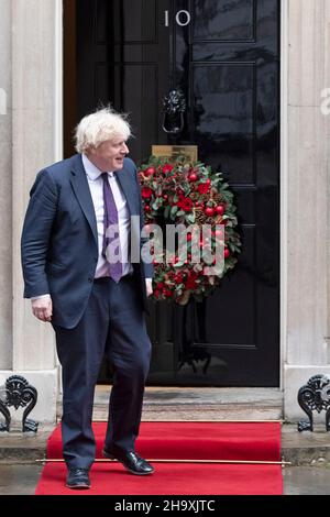 Le Premier ministre Boris Johnson salue le sultan de Brunei, à l'extérieur du numéro 10 Downing Street, Londres, Royaume-Uni Banque D'Images