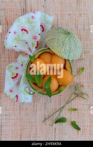 Boules de melon à l'intérieur, ramasse le melon Banque D'Images