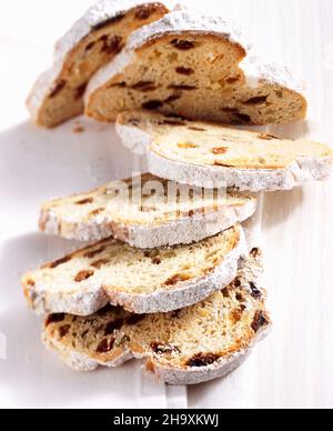 Gâteau Stollen aux fruits secs et aux noix Banque D'Images