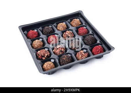 Bonbons au chocolat en boîte isolés sur fond blanc Banque D'Images