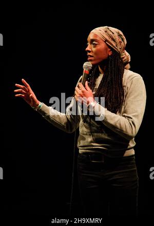 Athena Kugblenu, Stand Up Comedian, Southend Comedy Festival, Southend-on-Sea, Essex © Clarissa Debenham / Alamy Banque D'Images