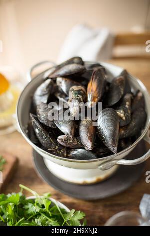 Moules crues dans la passoire Banque D'Images