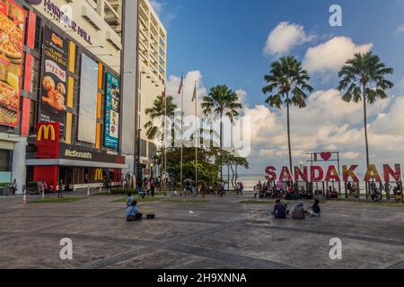 SANDAKAN, MALAISIE - 17 FÉVRIER 2018: Harbour Square avec des lettres Sandakan, Sabah Malaysia Banque D'Images