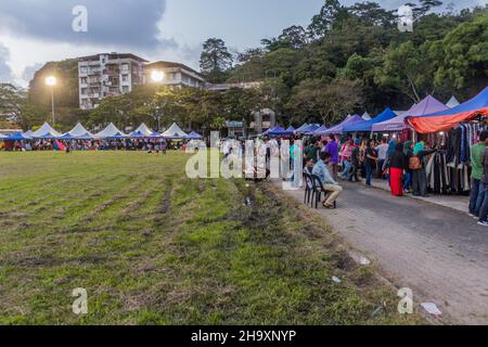 SANDAKAN, MALAISIE - 17 FÉVRIER 2018 : vue en soirée d'un marché à Padang à Sandakan, Sabah, Malaisie Banque D'Images