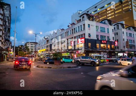 SANDAKAN, MALAISIE - 17 FÉVRIER 2018 : vue en soirée d'une rue dans le centre de Sandakan, Sabah, Malaisie Banque D'Images