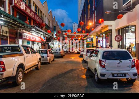 SANDAKAN, MALAISIE - 17 FÉVRIER 2018 : vue en soirée d'une rue avec des lanternes chinoises dans le centre de Sandakan, Sabah, Malaisie Banque D'Images