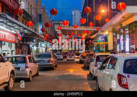 SANDAKAN, MALAISIE - 17 FÉVRIER 2018 : vue en soirée d'une rue avec des lanternes chinoises dans le centre de Sandakan, Sabah, Malaisie Banque D'Images