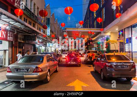 SANDAKAN, MALAISIE - 17 FÉVRIER 2018 : vue en soirée d'une rue avec des lanternes chinoises dans le centre de Sandakan, Sabah, Malaisie Banque D'Images