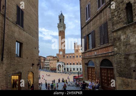 Place Campo à Sienne.Pendant l'été, une course à cheval appelée Palio di Siena a lieu ici.Les origines de la course sont médiévales. Banque D'Images