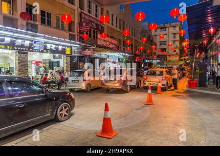 SANDAKAN, MALAISIE - 17 FÉVRIER 2018 : vue en soirée d'une rue avec des lanternes chinoises dans le centre de Sandakan, Sabah, Malaisie Banque D'Images