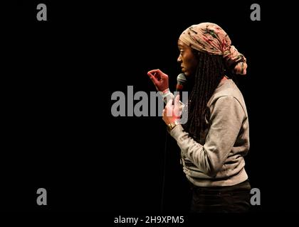 Athena Kugblenu, Stand Up Comedian, Southend Comedy Festival, Southend-on-Sea, Essex © Clarissa Debenham / Alamy Banque D'Images