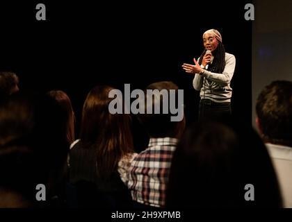 Athena Kugblenu, Stand Up Comedian, Southend Comedy Festival, Southend-on-Sea, Essex © Clarissa Debenham / Alamy Banque D'Images