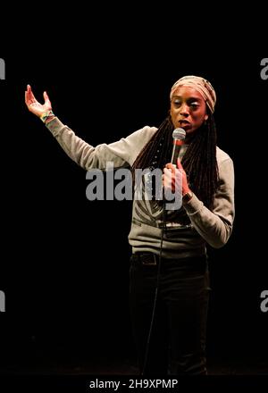 Athena Kugblenu, Stand Up Comedian, Southend Comedy Festival, Southend-on-Sea, Essex © Clarissa Debenham / Alamy Banque D'Images