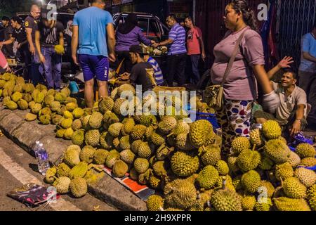 SANDAKAN, MALAISIE - 17 FÉVRIER 2018 : vendeurs duriens dans le centre de Sandakan, Sabah, Malaisie Banque D'Images