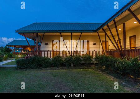 SEPILOK, MALAISIE - 18 FÉVRIER 2018 : vue en soirée sur la nature Lodge Sepilok Grounds, Sabah, Malaisie Banque D'Images