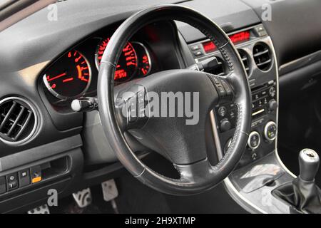 Chernihiv, Ukraine - 10 novembre 2018 : intérieur de voiture Mazda. Intérieur en cuir noir Banque D'Images