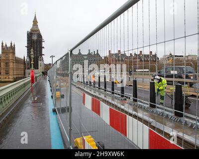 Les ouvriers de la construction installent des pistes cyclables sur le pont de Westminster, à Londres, au Royaume-Uni Banque D'Images