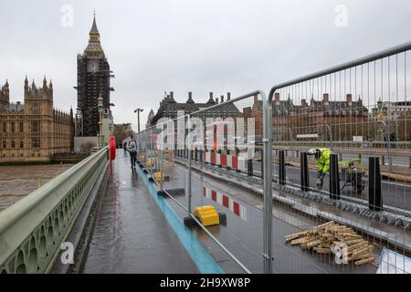 Les ouvriers de la construction installent des pistes cyclables sur le pont de Westminster, à Londres, au Royaume-Uni Banque D'Images