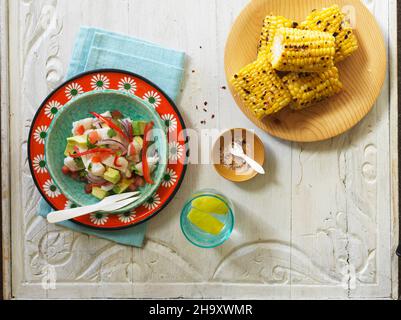 Ceviche et épis de maïs grillés (Amérique latine) Banque D'Images