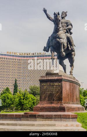 TACHKENT, OUZBÉKISTAN - 3 MAI 2018 : hôtel Ouzbékistan et statue de Tamerlane (Timur) sur le Skver im.Place Amira Temura à Tachkent, Ouzbékistan Banque D'Images