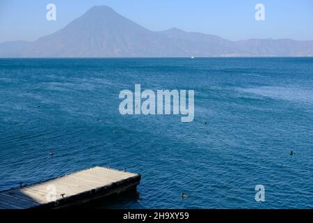 Guatemala Lac Panajachel Atitlan - Lago de Atitlan - Lac de cratère pittoresque et volcan Atitlan Banque D'Images