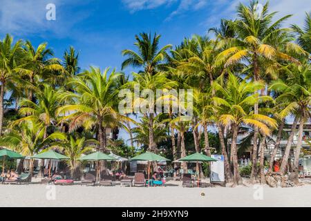 BORACAY, PHILIPPINES - 1 FÉVRIER 2018 : palmiers à la plage de White Beach sur l'île de Boracay, Philippines Banque D'Images