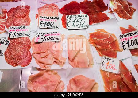 Jambon en tranches, saucisses et salami Banque D'Images