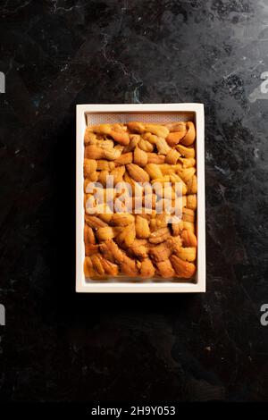 Œufs d'oursin dans un récipient Banque D'Images