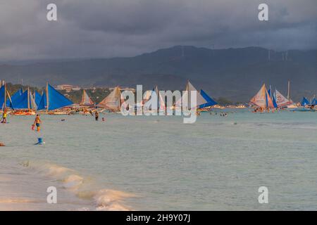 BORACAY, PHILIPPINES - 1 FÉVRIER 2018 : Bangkas paraw , bateaux à double outrigger, île de Boracay, Philippines Banque D'Images