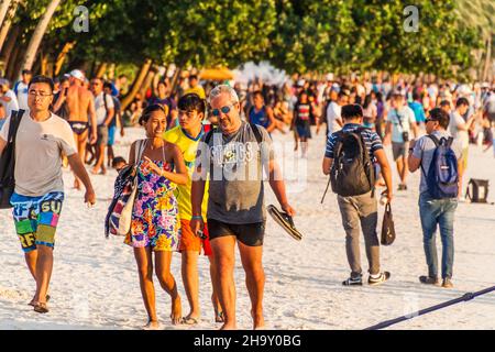 BORACAY, PHILIPPINES - 1 FÉVRIER 2018 : une foule de personnes à la plage Blanche sur l'île de Boracay, Philippines Banque D'Images