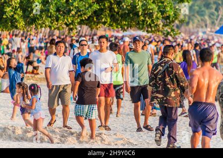 BORACAY, PHILIPPINES - 1 FÉVRIER 2018 : une foule de personnes à la plage Blanche sur l'île de Boracay, Philippines Banque D'Images