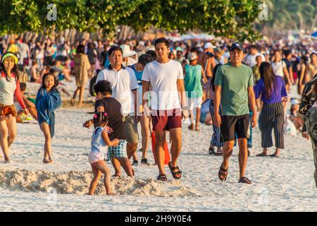 BORACAY, PHILIPPINES - 1 FÉVRIER 2018 : une foule de personnes à la plage Blanche sur l'île de Boracay, Philippines Banque D'Images