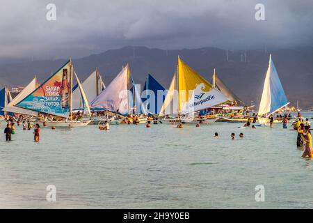 BORACAY, PHILIPPINES - 1 FÉVRIER 2018 : Bangkas paraw , bateaux à double outrigger, île de Boracay, Philippines Banque D'Images