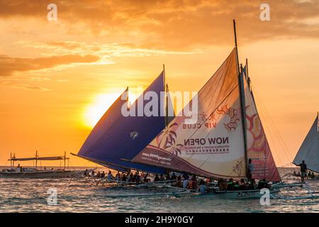 BORACAY, PHILIPPINES - 1 FÉVRIER 2018 : coucher de soleil derrière la griffe de Bangkas , bateaux à double-outrigger, île de Boracay, Philippines Banque D'Images