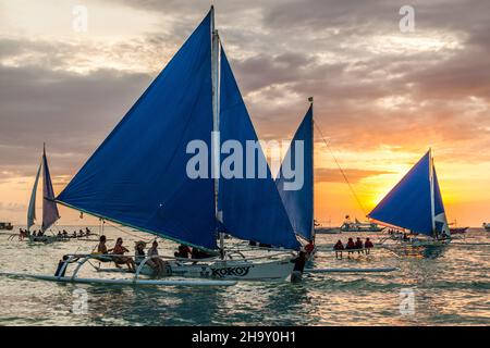 BORACAY, PHILIPPINES - 1 FÉVRIER 2018 : coucher de soleil derrière la griffe de Bangkas , bateaux à double-outrigger, île de Boracay, Philippines Banque D'Images