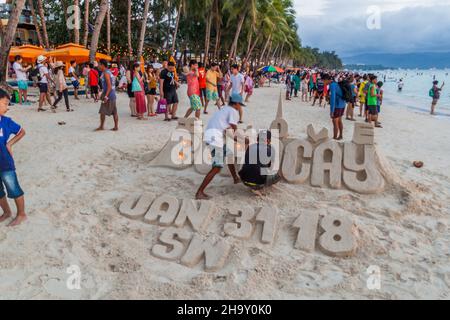 BORACAY, PHILIPPINES - 1 FÉVRIER 2018 : label Boracay fait de sable à la plage de White Beach sur l'île de Boracay, Philippines Banque D'Images